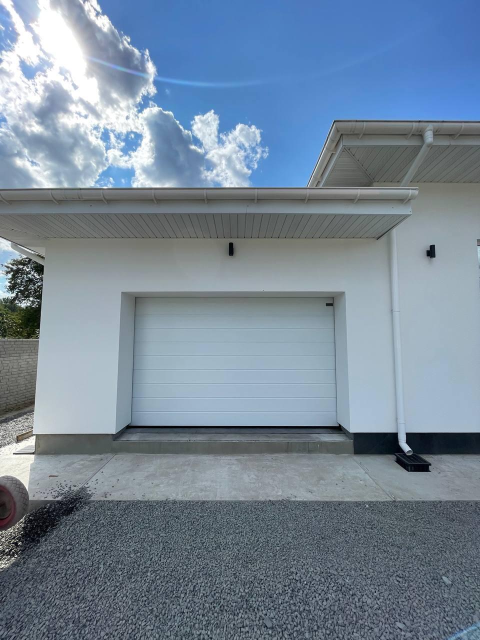 Секционные ворота в цвете Ral 9016